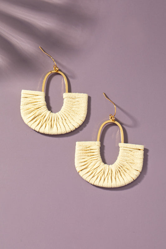 Curving Arch Earring - Cream